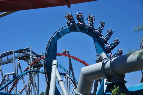 Para onde se olhe, pessoas de ponta-cabeça nas montanhas-russas do parque da Universal, em Orlando, na Flórida - Estados Unidos